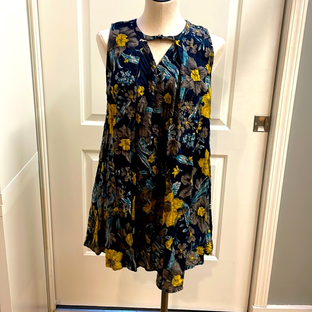 Long sleeveless top
